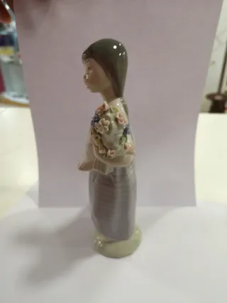 Figura Lladro Lupita Niña con Flores