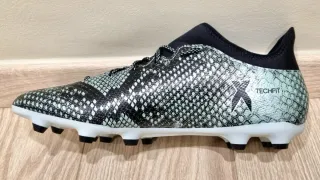 Scarpa firmata Adidas Snake X 16.3 FG di Fernando Torres con vetrina