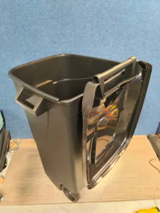 Cubo de basura con pedal de polipropileno 120L