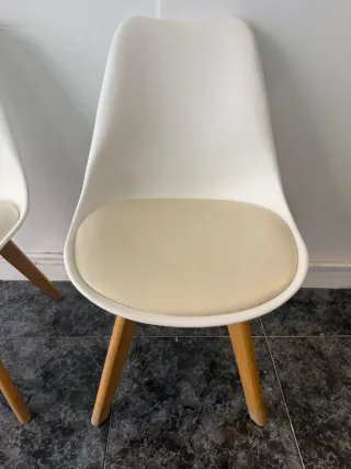 Sillas blancas con cojín beige