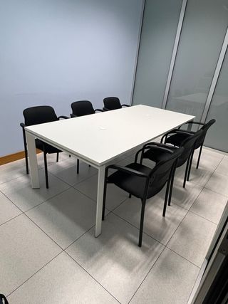 Mesa de oficina con 6 sillas