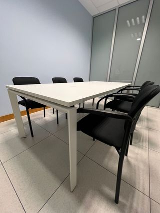 Mesa de oficina con 6 sillas