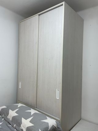 Armario de madera beige