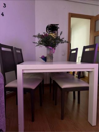 Mesa y 4 Sillas Comedor