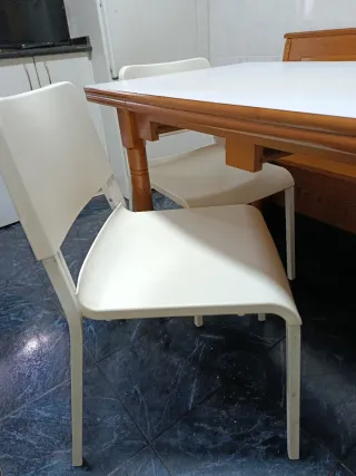 Mesa de cocina con banco y sillas