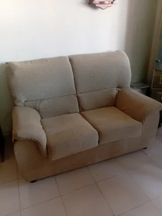 Sofá de tela beige de 2 plazas