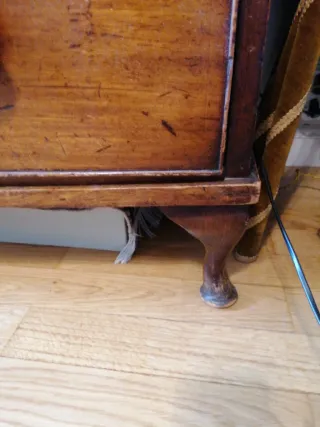 Cómoda antigua de madera caoba