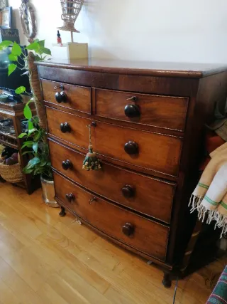 Cómoda antigua de madera caoba