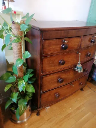 Cómoda antigua de madera caoba