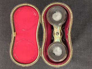 Prismáticos antiguos de teatro París con estuche