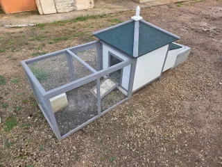 Gallinero de madera y metal