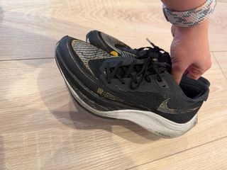 Zapatillas Nike Running Negras y Doradas