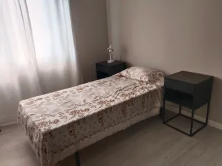 Habitación grande para chica en piso estudiantes