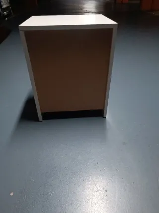 Mesita de noche gris y blanca