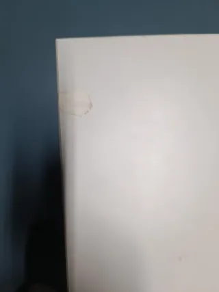 Mesita de noche gris y blanca