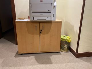 Mobiliario oficina madera y azul