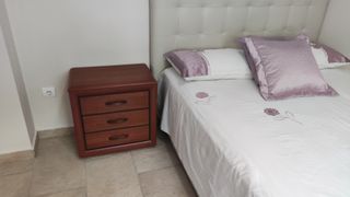 Cómoda y 2 mesitas de noche de madera