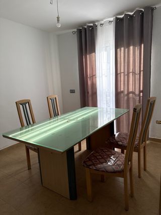 Conjunto mesa y 4 sillas