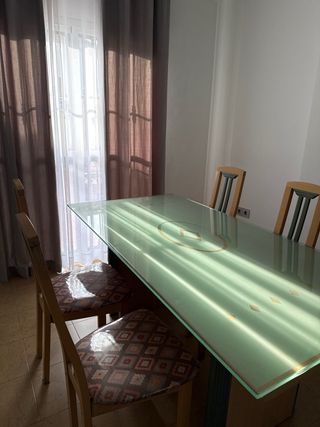 Conjunto mesa y 4 sillas