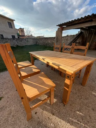 Mesa de madera maciza con 6 sillas