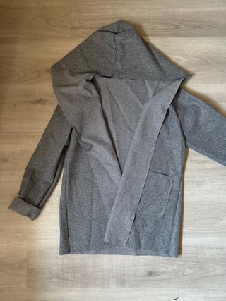 Abrigo gris con capucha y bolsillos