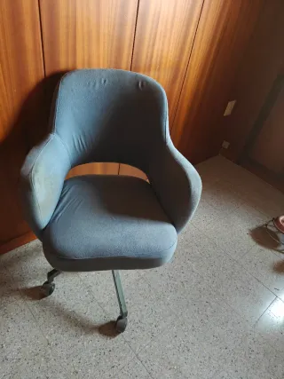 Silla de oficina gris