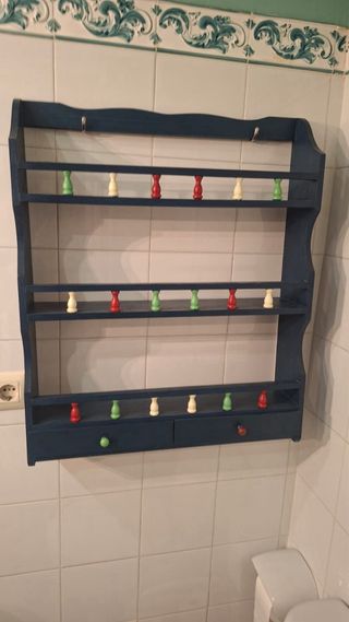 Estantería de madera azul con adornos