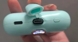 Power bank 5000mAh verde, ligera y portátil