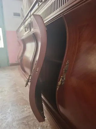 Exquisito mueble de caoba con mármol, años 1980.