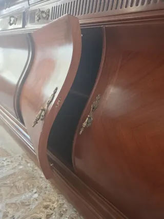 Exquisito mueble de caoba con mármol, años 1980.
