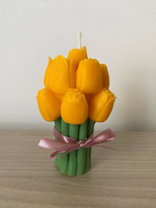 Candela profumata a forma di tulipani gialli