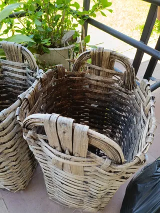 Cestas de mimbre y madera