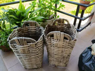Cestas de mimbre y madera