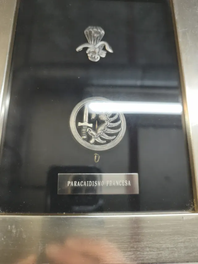 Insignias militares enmarcadas