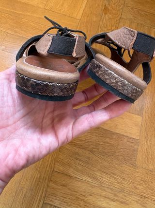 Sandalias planas Lili Mill marrones