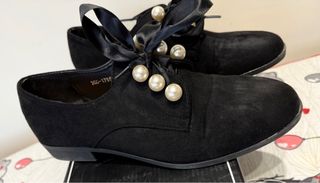 Zapatos Oxford Negros con Perlas y Lazo