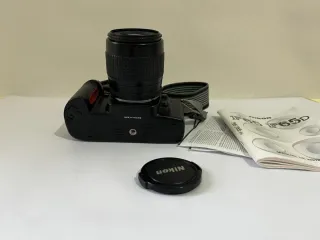 Cámara Nikon F65 con objetivo 35-80mm