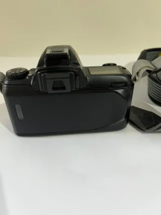 Cámara Nikon F65 con objetivo 35-80mm