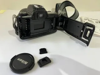 Cámara Nikon F65 con objetivo 35-80mm