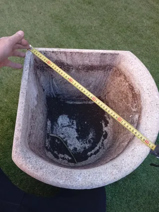 Macetero de piedra para esquina