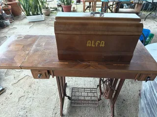 Máquina de coser antigua Alfa