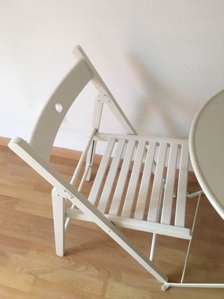 Mesa y 2 Sillas Plegables