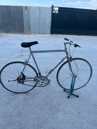 Bicicleta de carretera plateada