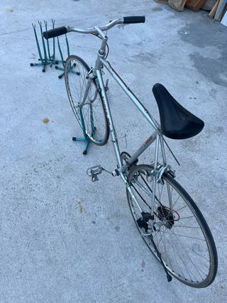 Bicicleta de carretera plateada