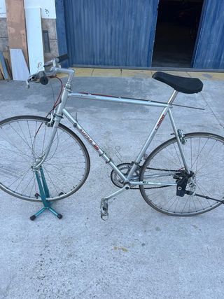 Bicicleta de carretera plateada