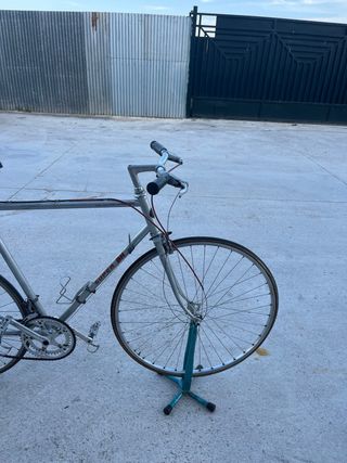 Bicicleta de carretera plateada