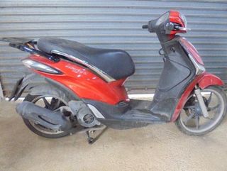 Caja bateria piaggio liberty 125 abs 7935