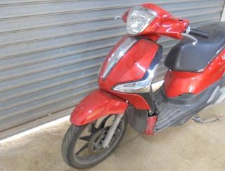 Caja bateria piaggio liberty 125 abs 7935