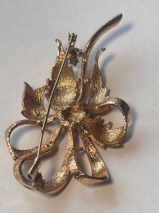 Broche vintage dorado con pedrería