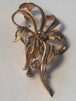 Broche vintage dorado con pedrería